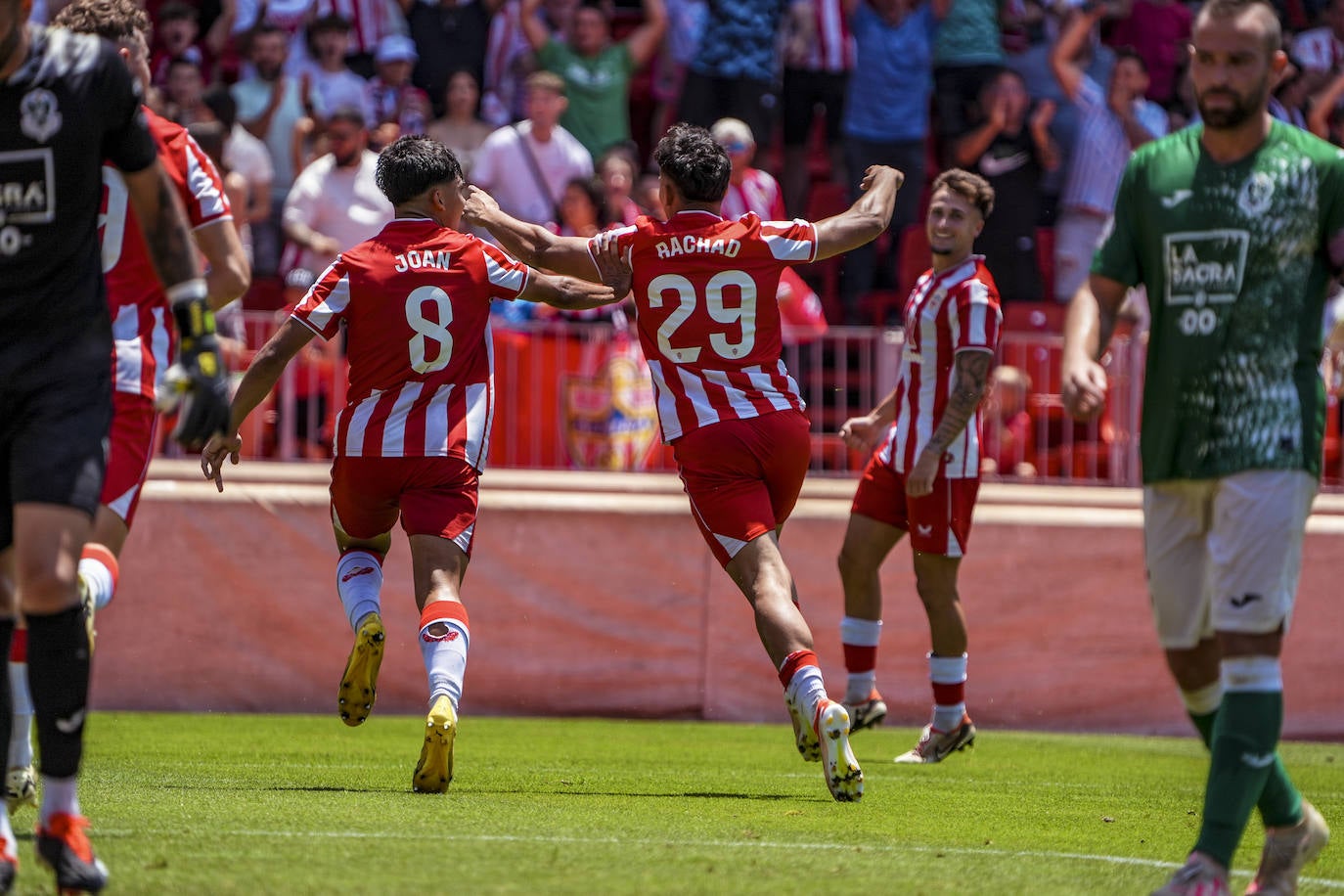 Rachad celebra el gol del empate del Almería B.