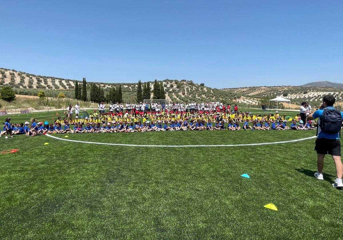 Alumnos del CEIP Nuestra Sñoera del Rosario de Domingo Pérez y del CEIP San Andrés de Montejícar, en las I Olimpiadas Intercentros Varaila.