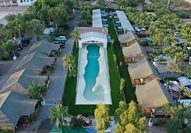 La piscina y las tiendas de 'glamping' del camping Don Cactus de Carchuna.