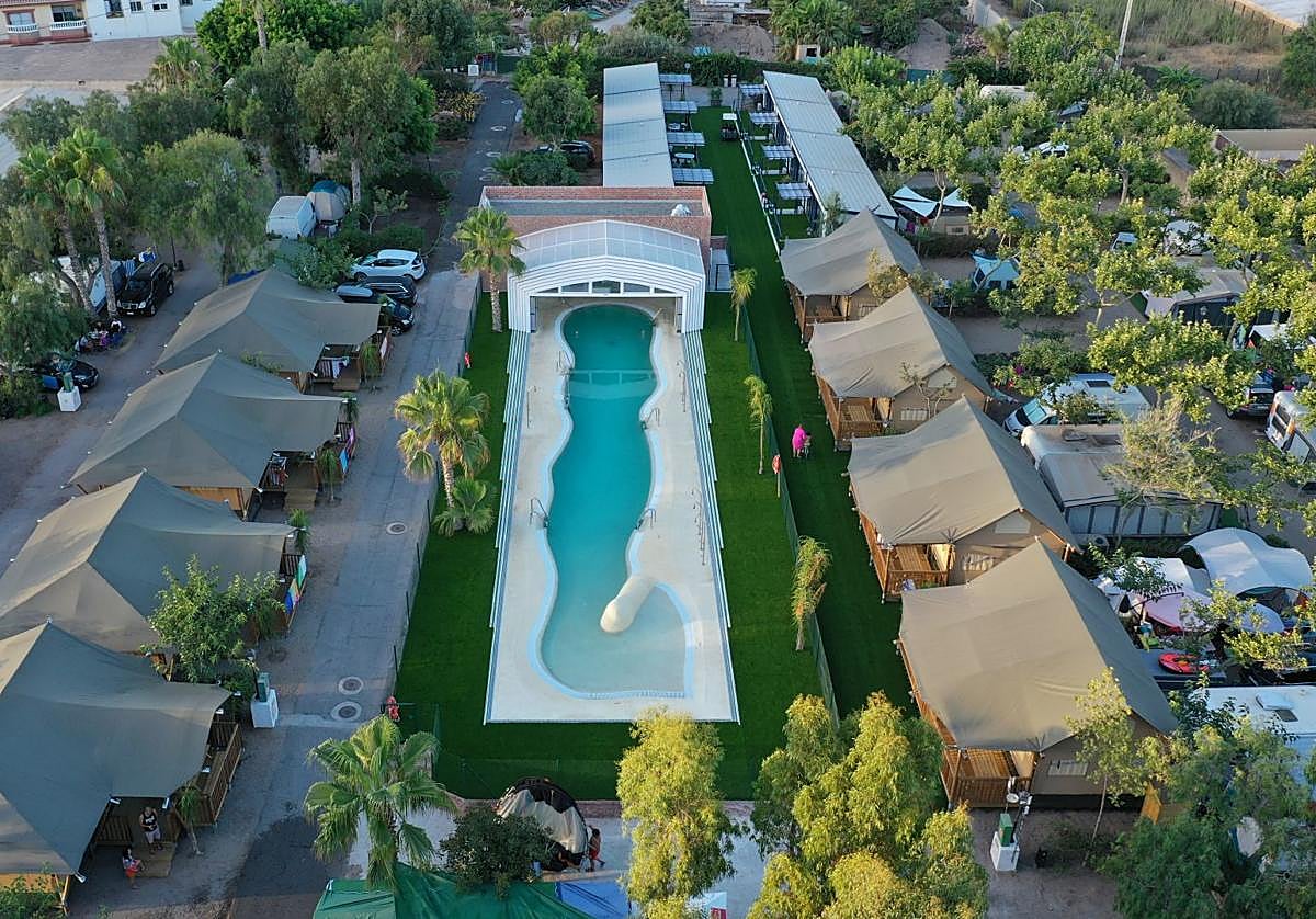 La piscina y las tiendas de 'glamping' del camping Don Cactus de Carchuna.