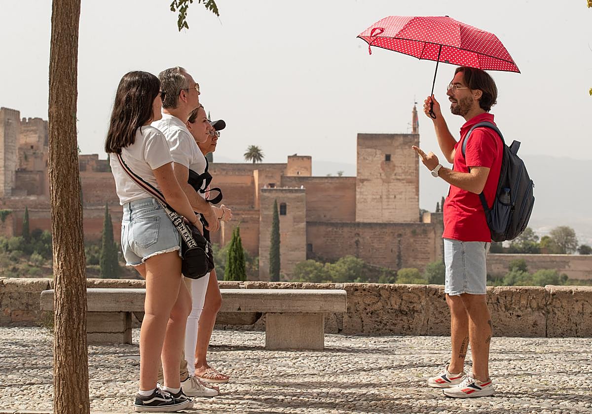 Turistas disfrutan de su visita a la ciudad de Granada