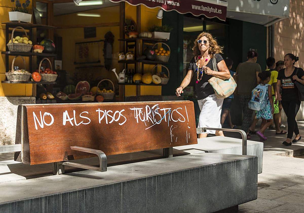 Mensaje contra los pisos turísticos en Palma de Mallorca.