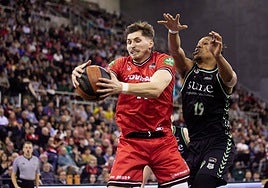 Rebote de David Kramer ante Surne Bilbao.