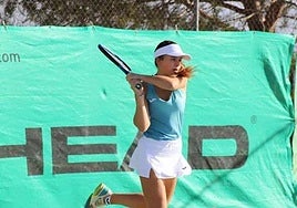 Ariana Geerlings devuelve una bola con un revés a dos manos.