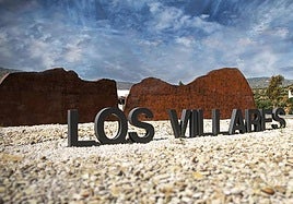 Rotonda de acceso al municipio de Los Villares.