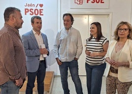 Julio Millán con parte de su equipo, en la sede local del PSOE.