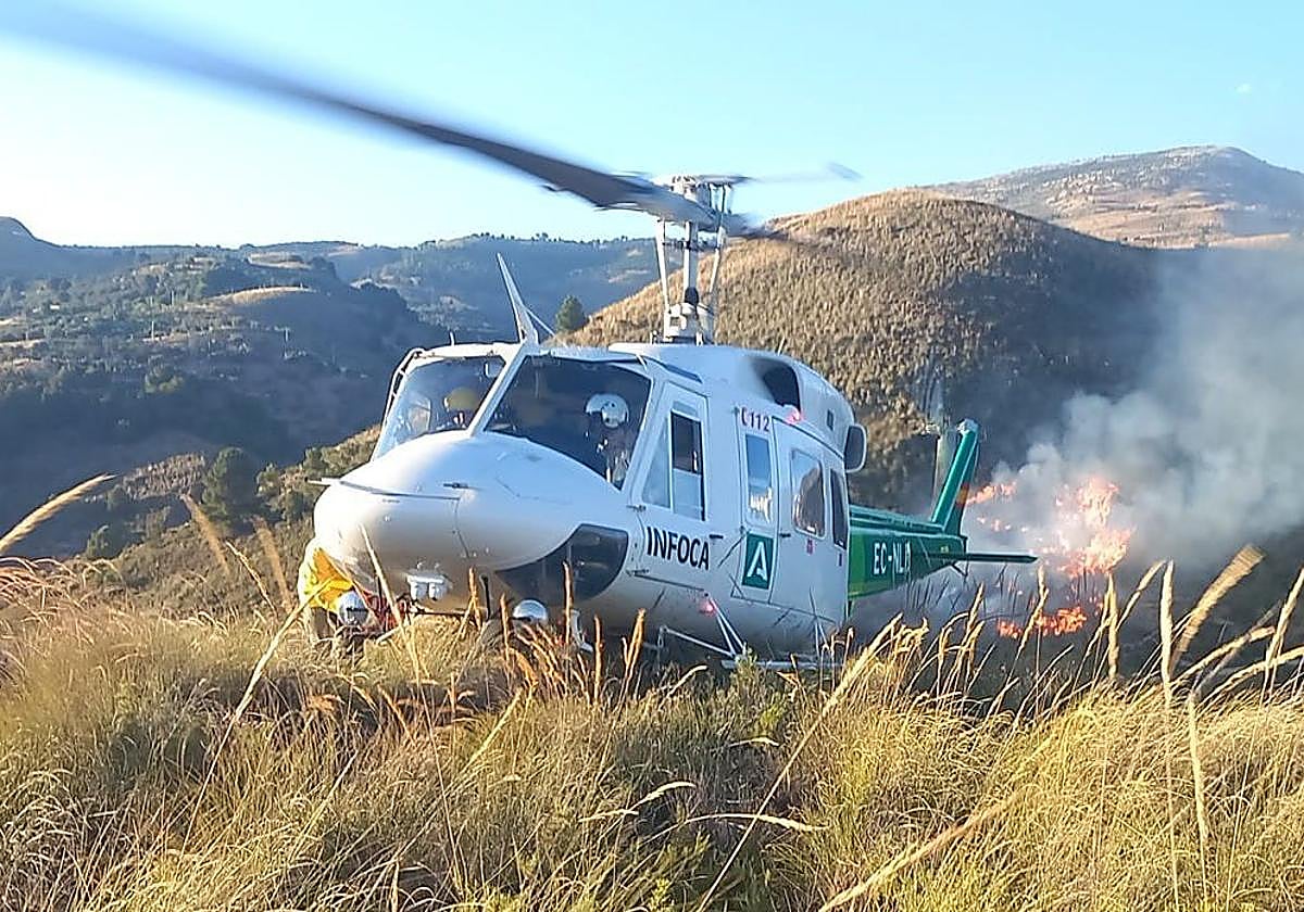 Efectivos del Infoca trabajan en la extinción del incendio en Lanjarón.