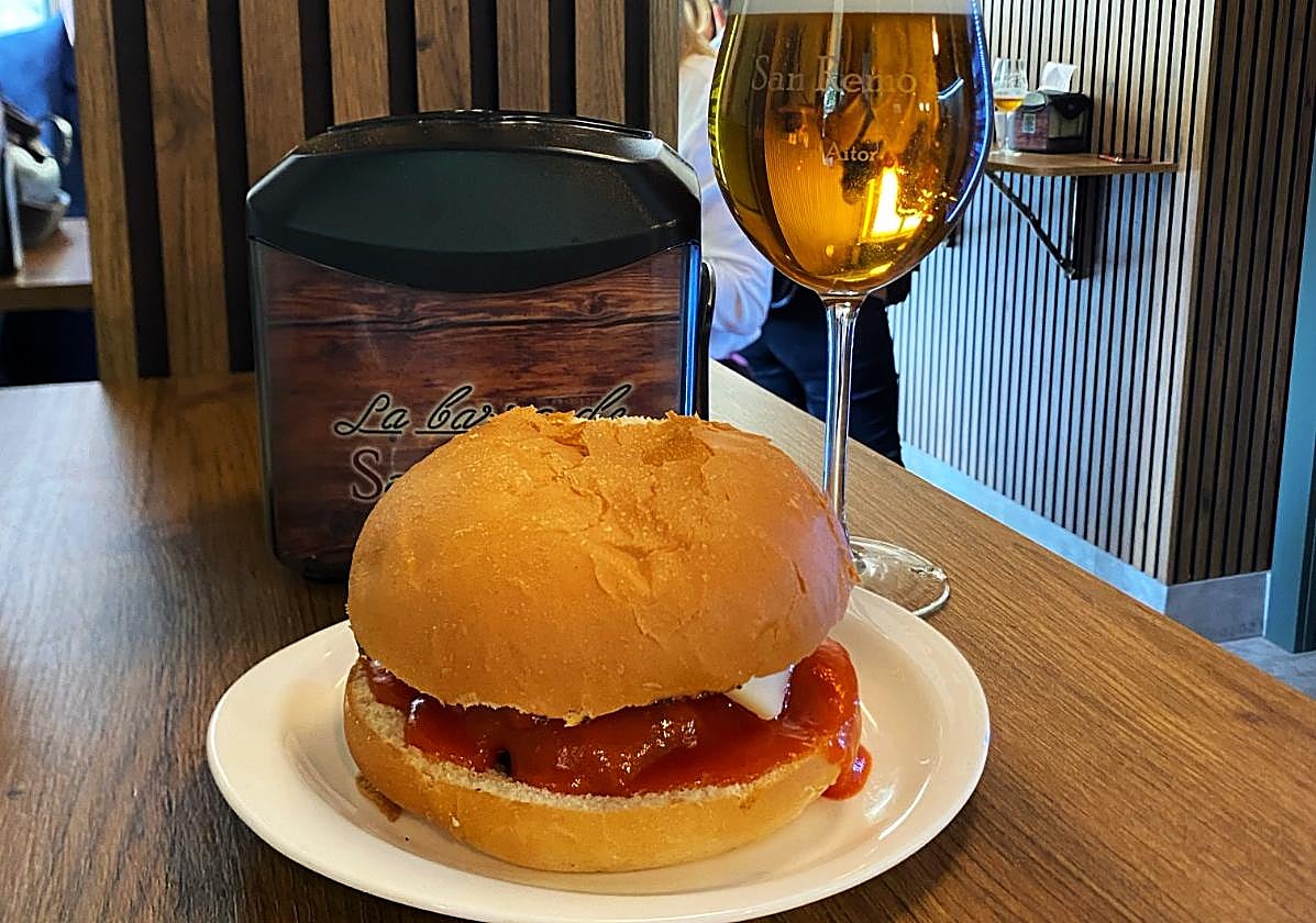 La mítica hamburguesa del San Remo de Granada.