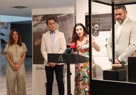 El Museo de Almería exhibe un ataifor y un jarrito de la Bayra de la época nazarí