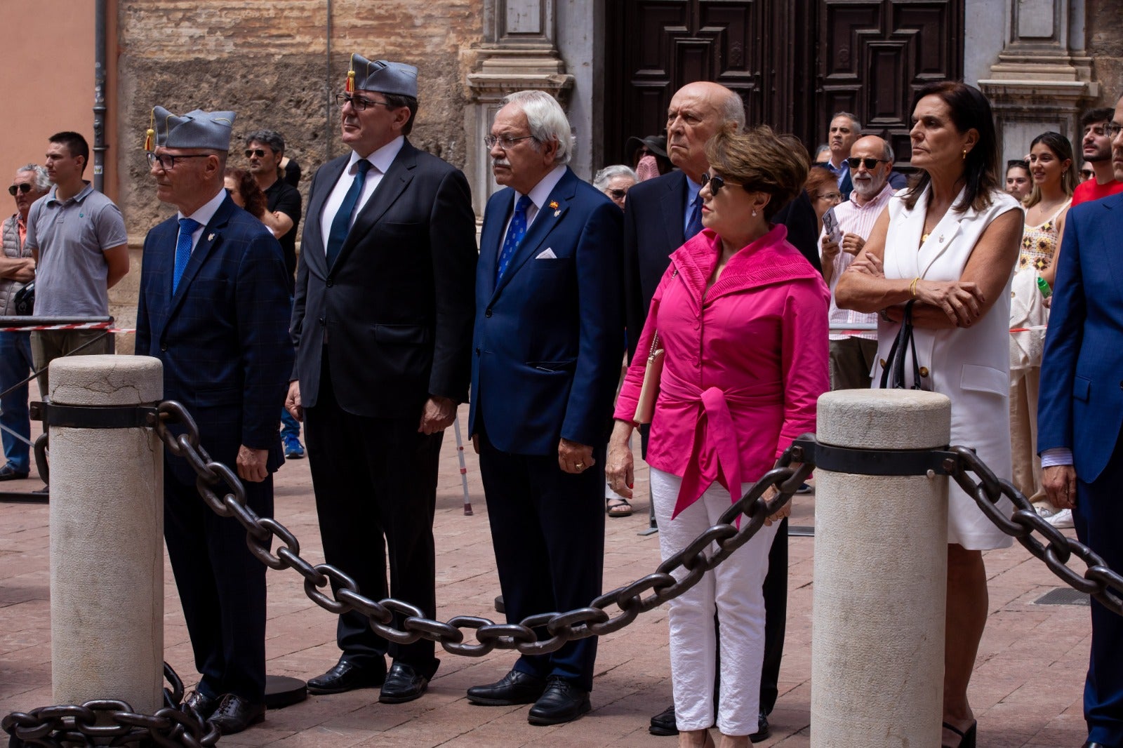 Solemne izado de Bandera en el MADOC por el aniversario de la proclamación del Rey