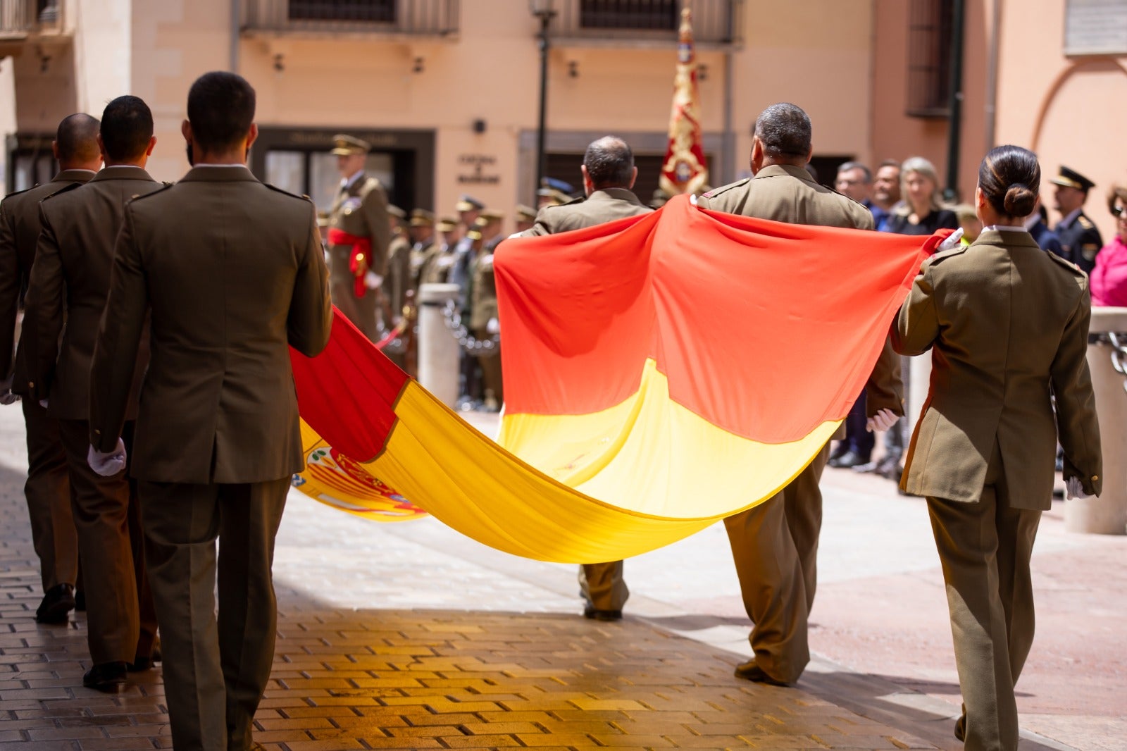 Solemne izado de Bandera en el MADOC por el aniversario de la proclamación del Rey