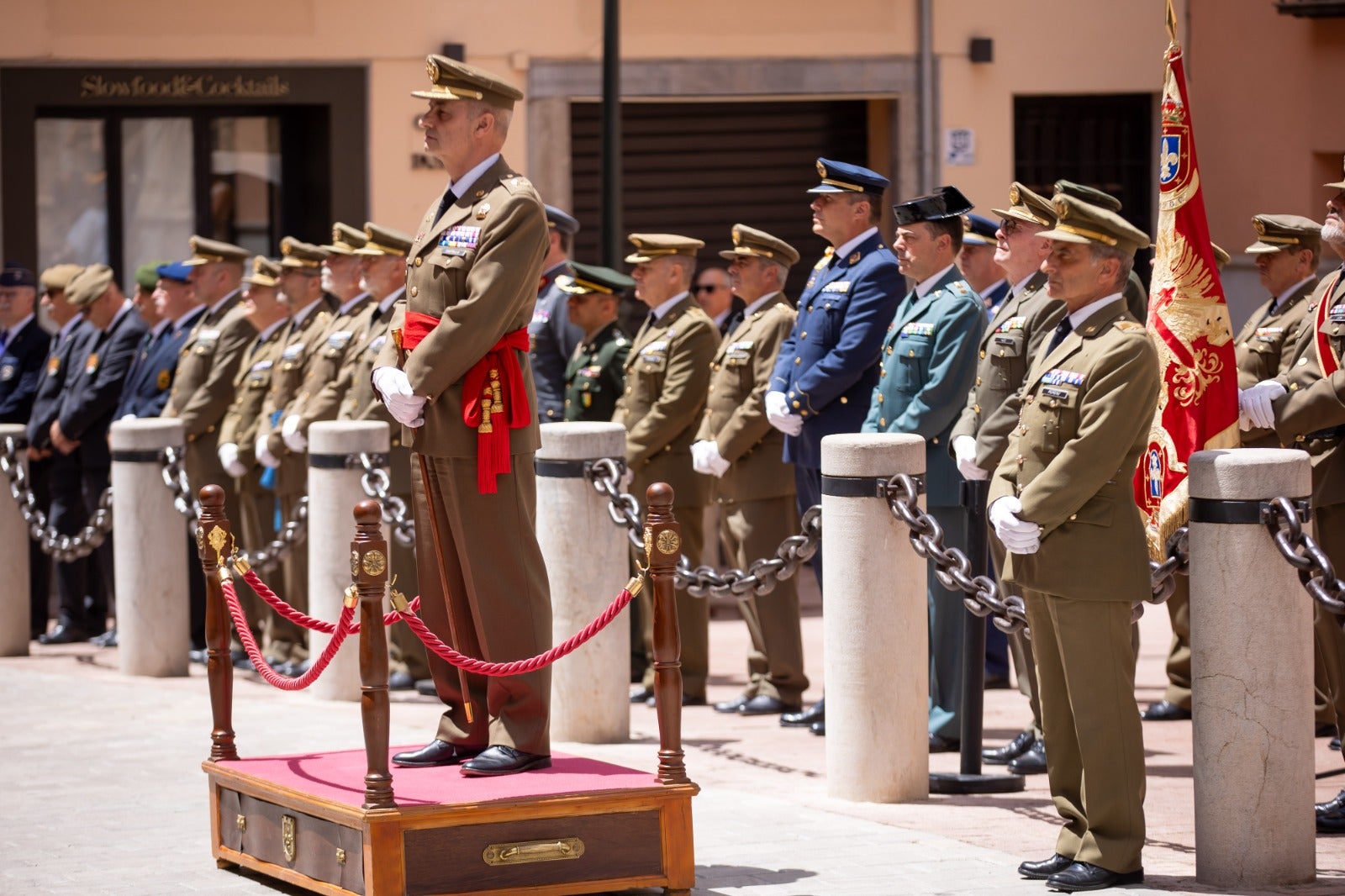 Solemne izado de Bandera en el MADOC por el aniversario de la proclamación del Rey