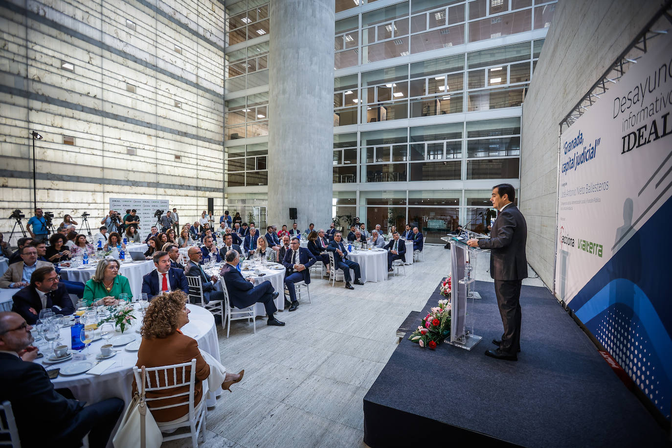 El desayuno con el consejero de Justicia, en imágenes