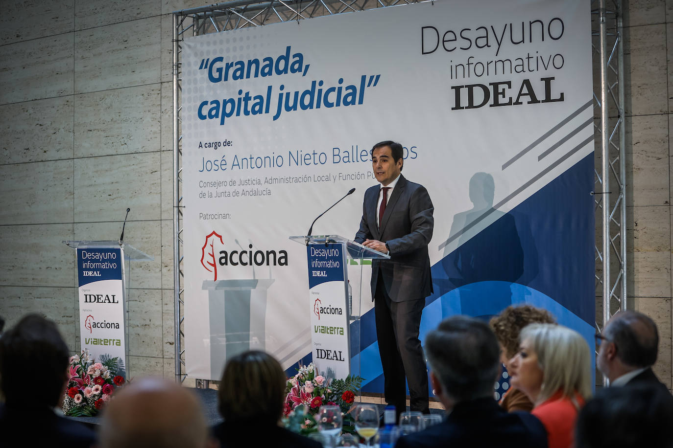 El desayuno con el consejero de Justicia, en imágenes