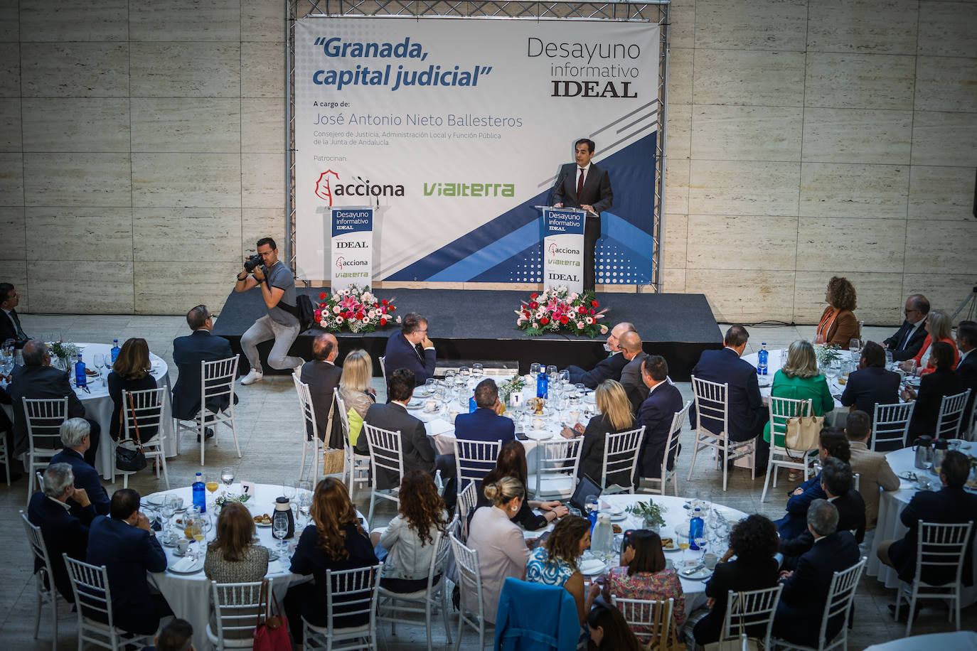 El desayuno con el consejero de Justicia, en imágenes