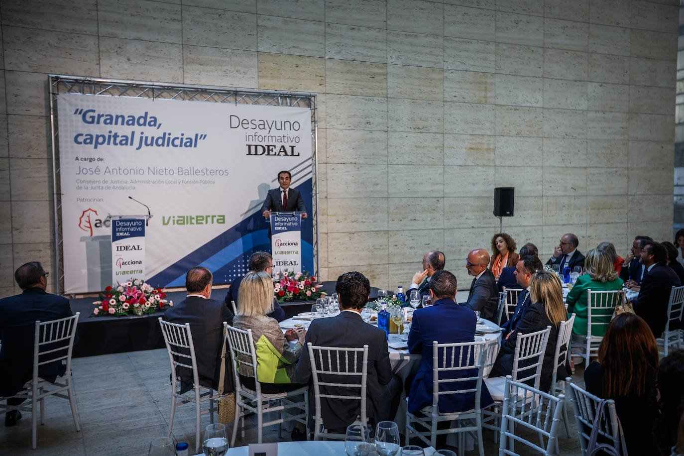 El desayuno con el consejero de Justicia, en imágenes