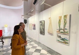 Algunas de las obras que cuelgan en las paredes de los Baños Árabes.