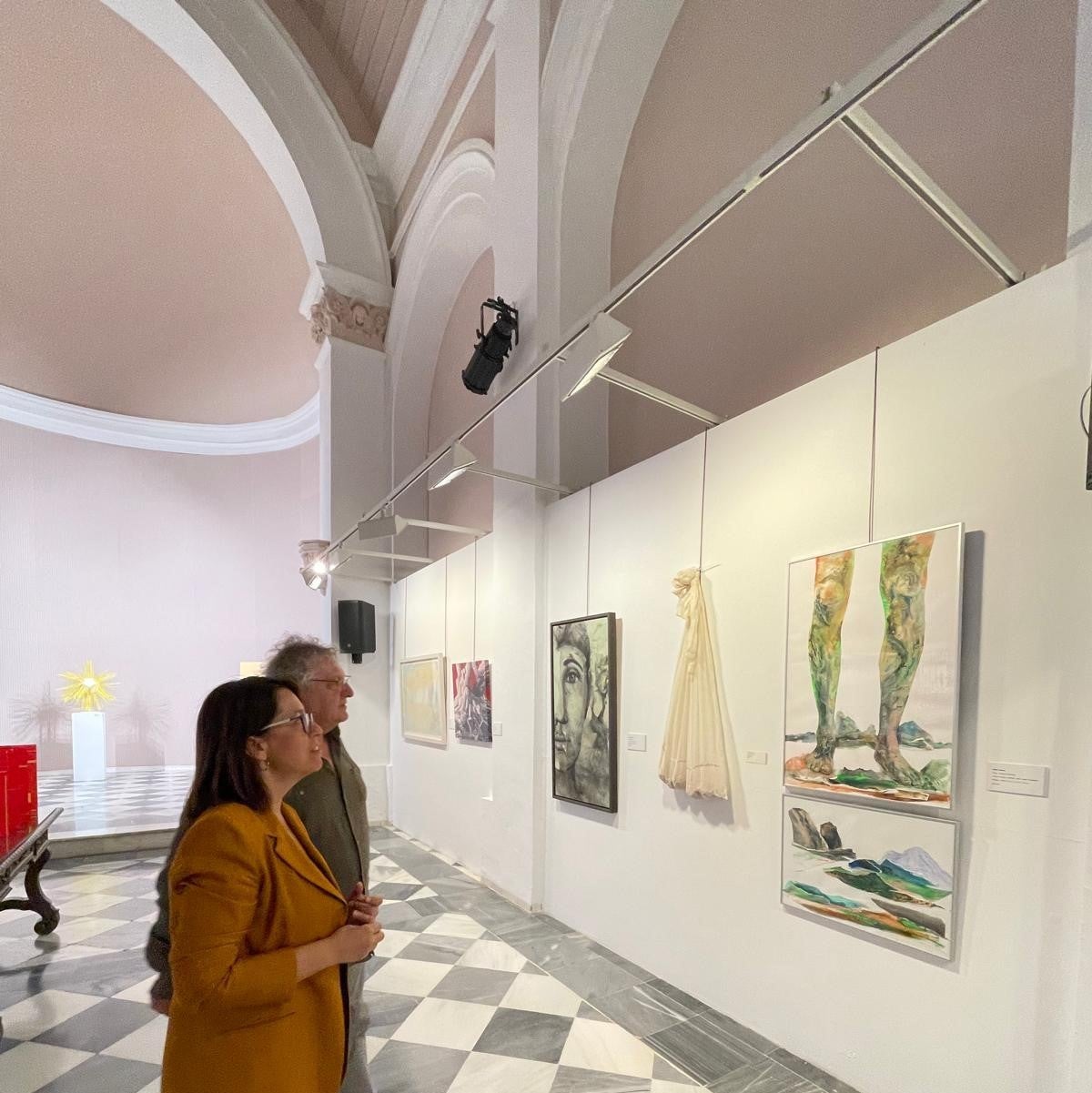 Algunas de las obras que cuelgan en las paredes de los Baños Árabes.