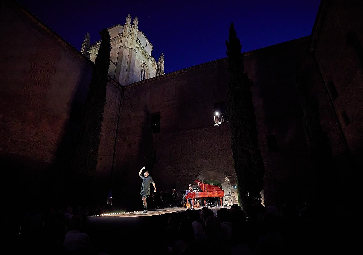 Imagen principal - La plasticidad de Bach en los pies de Israel Galván