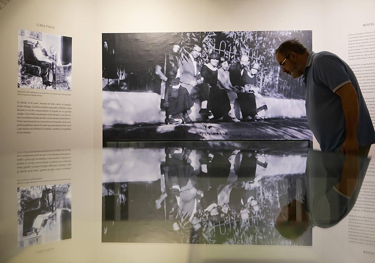 La famosa foto de grupo en el Generalife, reflejada en las vitrinas de la exposición.