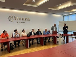 Yann Roche (en el centro) con el equipo de Feebe AI.