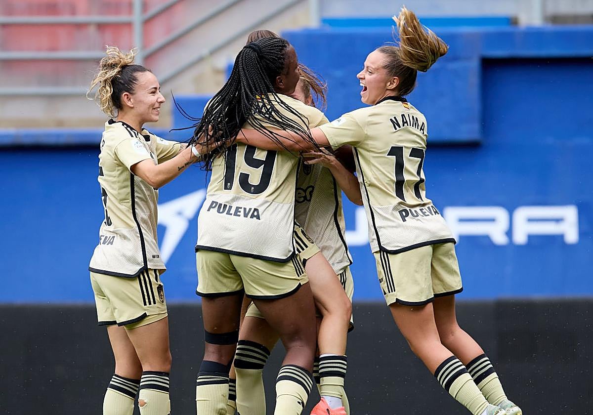 Las futbolistas del Granada celebran uno de sus goles en Ipurua.