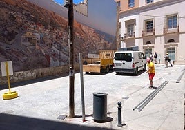 Operarios trabajan en el solar de Padre Tapia.