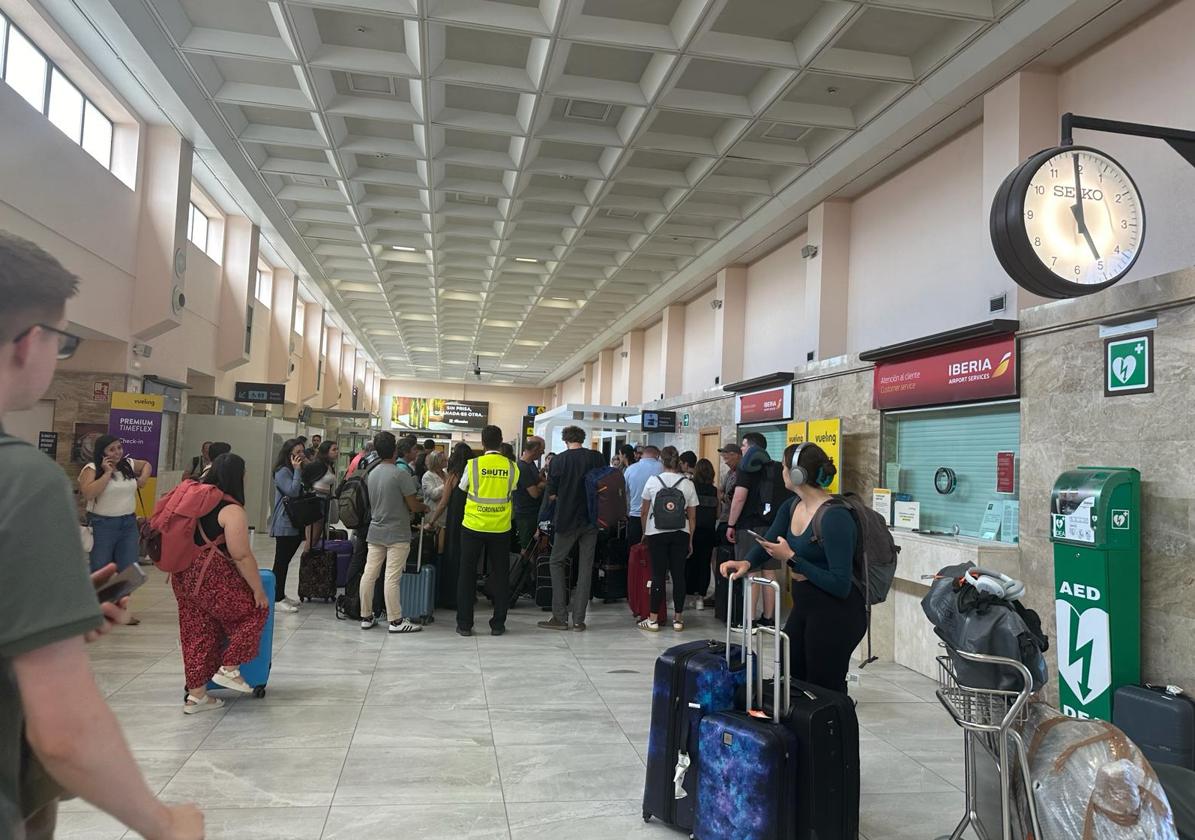 Pasajeros tras la cancelación del vuelo Granada-Madrid.