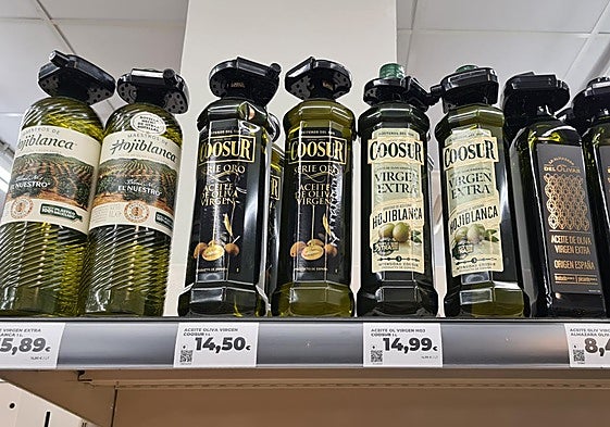 Precios del aceite de oliva, hace un mes, en un supermercado de la capital jienense.