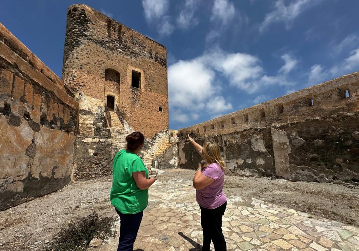 Dos visitantes en el Castillo de La Rábita.