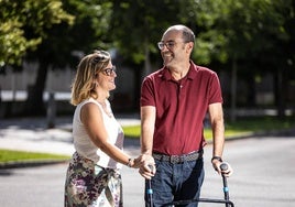 Daniel, tras recibir la rutinaria sesión de fisioterapia, con Yolanda, su psicóloga.