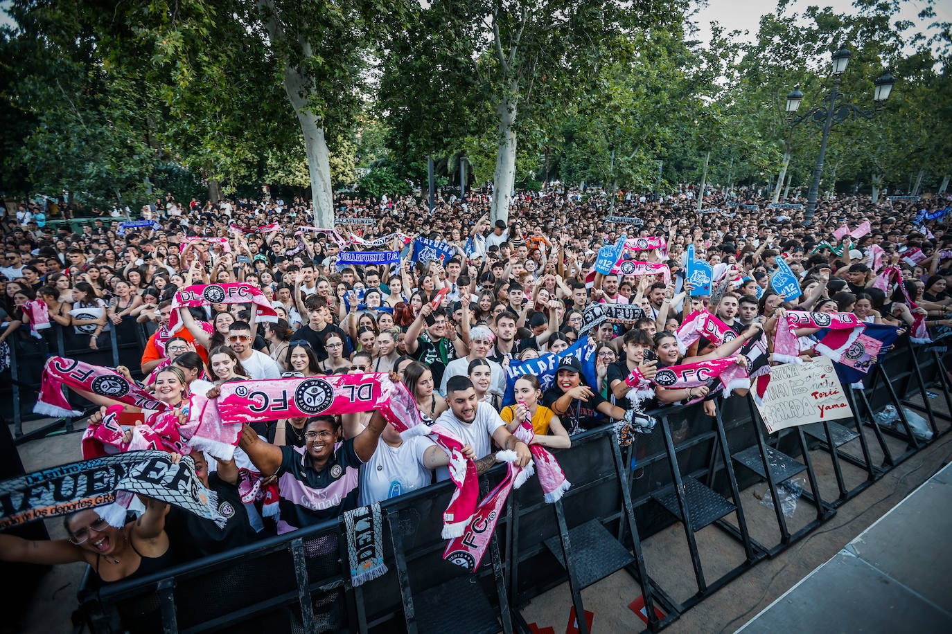 El concierto de Dellafuente en el Paseo del Salón, en imágenes