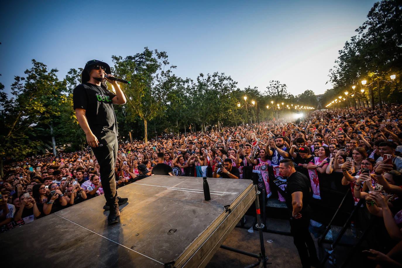 El concierto de Dellafuente en el Paseo del Salón, en imágenes