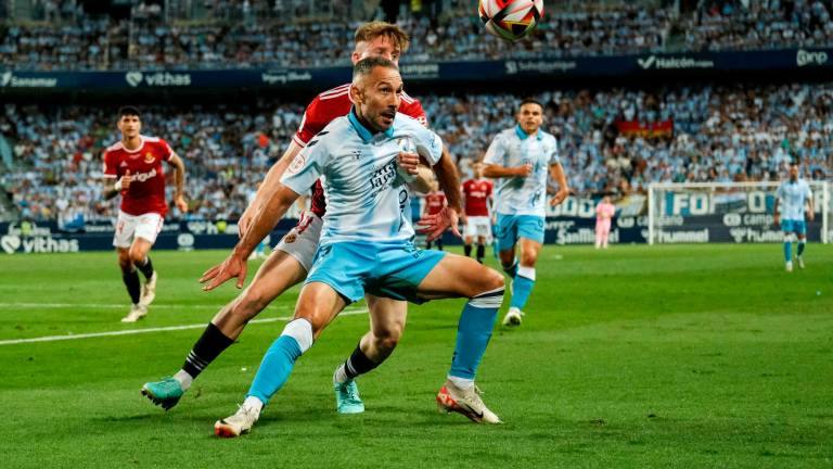 Dura pelea del Málaga en la eliminatoria por el ascenso a Segunda contra el Nàstic.