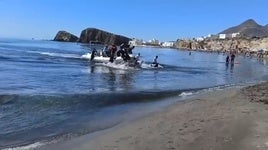 Una patera-taxi desembarca a una veintena de migrantes en La Isleta con la playa llena de gente