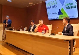 De derecha a izquierda, Juan Carlos López (CAF DDS), Pepe Gilabert (cooperativa San Vicente, de Mogón, Juan Gómez (ISR) y José Luis Adán (delegado de IDEAL en Jaén), en la clausura de las Mesas.