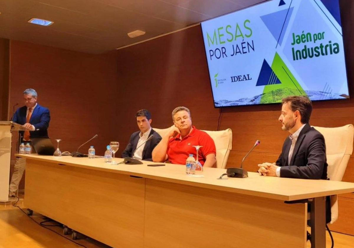 De derecha a izquierda, Juan Carlos López (CAF DDS), Pepe Gilabert (cooperativa San Vicente, de Mogón, Juan Gómez (ISR) y José Luis Adán (delegado de IDEAL en Jaén), en la clausura de las Mesas.