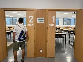 Un opositor inspecciona el aula donde tendrá lugar la primera parte de la prueba del concurso.
