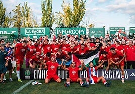 Los rojiblancos celebran el triunfo en el terreno de juego