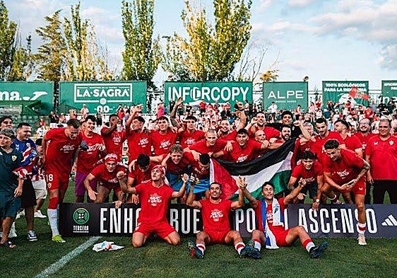 Los rojiblancos celebran el triunfo en el terreno de juego