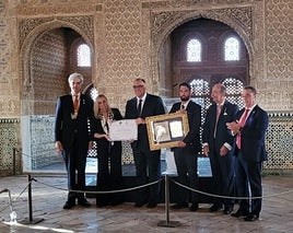 El consejero Arturo Vernal y la alcaldesa de Granada, con el premio.