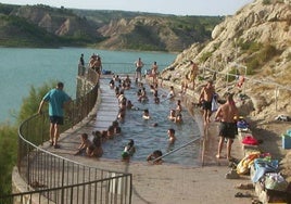 Numerosos bañistas en los Baños de Zújar.