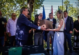 Momento de las entregas y abrazos entre los familiares de las dos familias