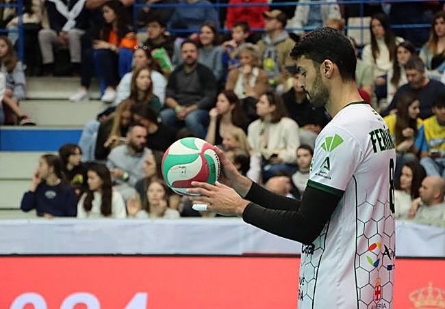 El central gallego aporta mucho a los blanquiverdes, con un saque complicado.