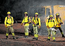 Efectivos del Plan Infoca posan en las inmediaciones del Centro de Defensa Forestal de Sierra Nevada