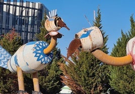 Deterioro actual de las figuras diseñadas por José F. Ríos, junto a la Universidad y el Jaén Plaza.