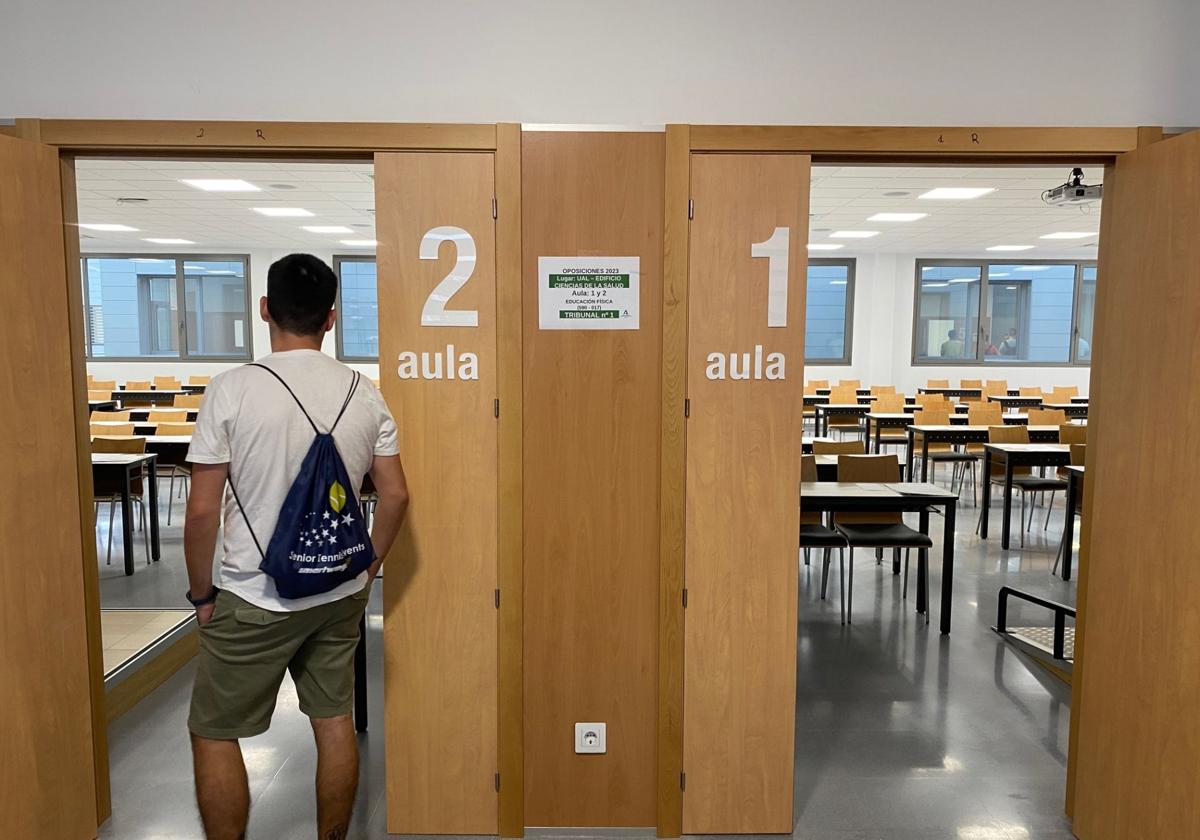 Un opositor inspecciona el aula donde tendrá lugar la primera parte de la prueba del concurso.