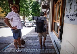 Un turista pasea por la localidad de Lanjarón el pasado viernes.