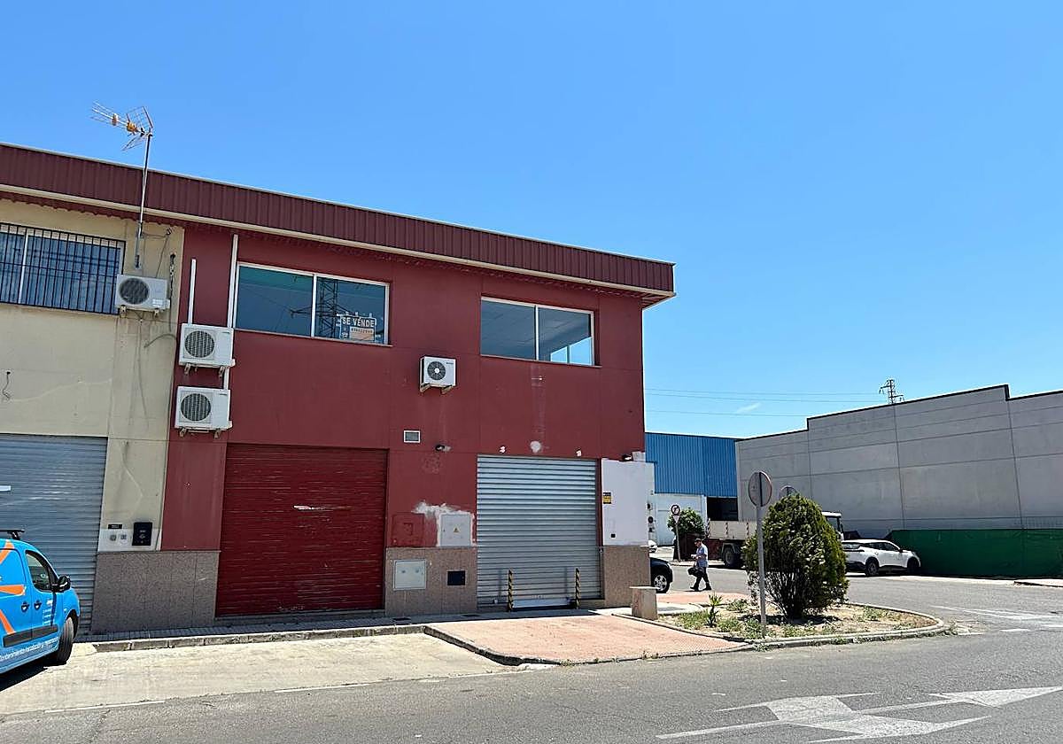 «La policía estuvo más de diez horas y sacaron un camión entero de tabaco»