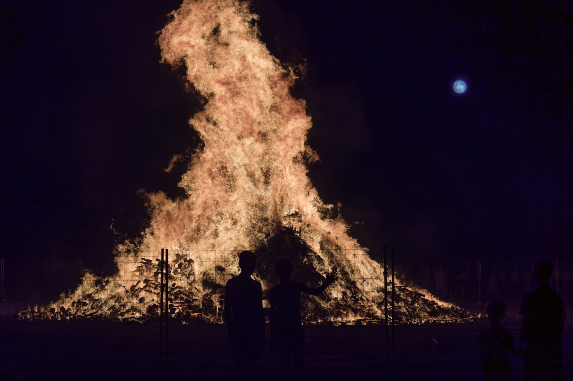 La noche de San Juan en Granada, en imágenes